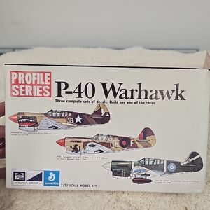 Bintage 1/72 scale model kit of a Curtiss P-40 Warhawk aircraft.